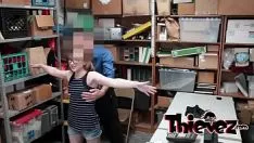 Putar Nona remaja yang mudah dibanting dibanting oleh petugas kapal