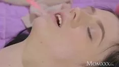 Reproducir Mamá lez milf juega con y. gatito-gatito bien afeitado