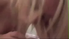 Afspelen Blonde slattern met een verkeerde voorstelling van grote tieten verkwistend door een nerveuze facialis
