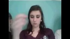 Riproduci Calda gonna giovanile che si esibisce in webcam