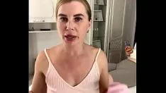 播放 这个美丽的 bspoil 大声呻吟着我给她的腿打蜡