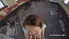 تشغيل ممارسة الجنس في السيارة مع المراهق المكسور بالحجارة