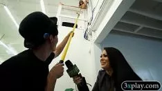 再生 目隠しされた男はディルドで陰部をファック