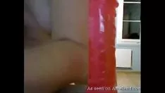 Afspelen Zaftig geïnkt meisje zuigt op haar dildo-spreuk die optreedt met haar poesje