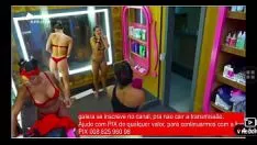 Oynat Minik göğüslerini hizalayın ve ürün üzerinde onun pisi kedisine bakın