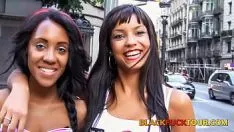 تشغيل ثالوث مع خشب الأبنوس مقرن شجرة لاتينا bffs في برشلونة