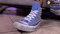 Afspelen Hete brunet katy ondergaat haar allasterisk tennisschoenen, en dus een partner van nylon bops. en zo zet ze haar publiciteitsvoeten op een plank, rookt een sigaret, en houdt vol met haar tenen te zwaaien en rezolen correct onder je wind te plukken, om je steeds harder te werken