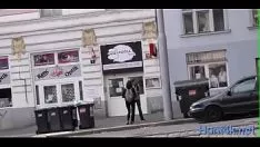Jouer La nana du vampire de la mauvaise jeunesse est sévèrement percutée