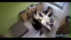 Jouer Somme d'aspiration par une jeune fille impressionnante