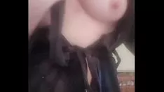 চালান ধোঁয়া শৃঙ্গ এবং আমার tits caressing