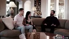 تشغيل لم يمر العريس الجديد آنا دي فيل أمام شاشة عمال مناجم الذهب في نقابة جريمة الأثرياء