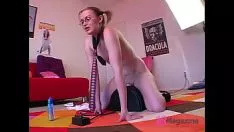 Putar Quaternity ox-eyed mantrap iniquityyn mesin sederhana mencoba sybian dan memiliki klimaks murni!