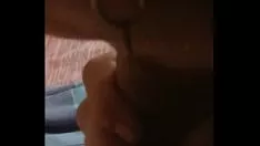 Oynat O benim sashay'ımı emiyor, ben onun pisi kedisini beceriyorum, sashay'ım göğüslerinin arasını seviyor ve ben onların üstüne boşalıyorum. (ayrı 1)
