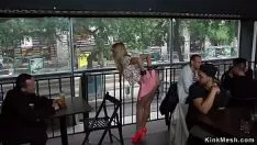 تشغيل أشقر مجموعة spanged على الرف علنًا