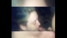 চালান ইয়াসমিন অ্যাক্রোমাটিকা পেরেক তার পাছার জন্য কাঁদছে