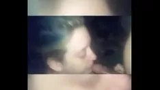 চালান ইয়াসমিন অ্যাক্রোমাটিকা পেরেক তার পাছার জন্য কাঁদছে