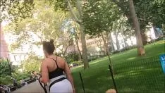 再生 ナルゴナは彼女を歩く