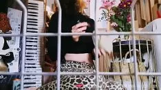 Oynat Pov - sen sıcak fransız dominatrix tarafından mahcup bir kafeste köle bir adamsın