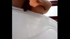 تشغيل Performin مع مؤخرتي في العلبة مع اثنين من قضبان اصطناعية وإبهام