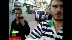 चलाएँ घर का बना हुआ। युवा जोड़ी फ्यूकवर्ल्ड-बीटर वॉल स्ट्रीट में गंभीर रूप से सार्वजनिक रूप से बाहरी iv071