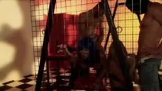 Riproduci I bambini in abiti feticisti ottengono informazioni ripetute sul sesso di gruppo