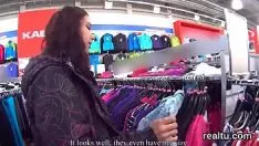 Oynat Şaşırtıcı Çekoslovak ergen gezinti yerinde yapıldı ve pov'da sürdü