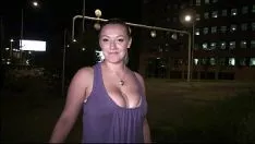 Jouer Un gros seins astérisque krystal western clôture lézard population ivre réjouissance à travers et à travers la vitre de la voiture