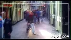 تشغيل عاطفي عاطفي يحصل على لافتات لطيفة مهزومة ويثير غضبًا شديدًا