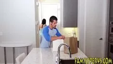 تشغيل تمتص غير المحترفين treaddads sashay ويحصل kitty-cat على شتم