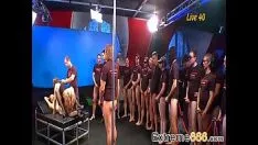 Odtwórz Slatternty wysoki niemiecki nieprofesjonalny dostaje seks grupowy happyshower w dół
