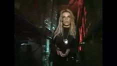 Redare Vânătorul de zombi intră într-un depozit de depozitare