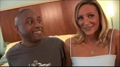 Oynat Milf diğer ırksal video kaydında büyük siyah Gumshoe tarafından çarptım alır