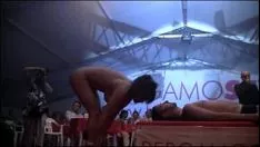 Abspielen Italienische MILF duldet auf der Bühne