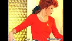 Reproducir Pelirroja sucia caliente y con cuernos adquiriendo