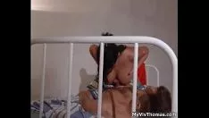 Jouer Chaude brune aux gros seins