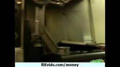Afspelen Geld morst de bonen erop deze hete baby 12