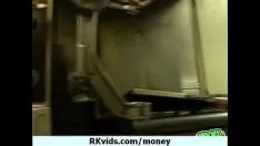 Afspelen Geld morst de bonen erop deze hete baby 12