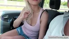 Reproduzir Adolescente loira da Tchecoslováquia desiste de emprego esbanjador no carro e transa
