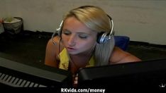 Abspielen Floozy wird für Sex bezahlt und auf Video aufgenommen 15