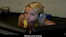 Abspielen Floozy wird für Sex bezahlt und auf Video aufgenommen 15