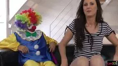 播放 拇指性交英国人熟女得到小猫猫性交