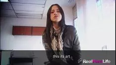 播放 黑色光滑头发婴儿与中等乳房被性交