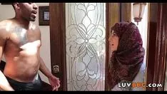 Abspielen Unerfahrene muslimische Missy unterzieht sich einem soliden Blackcock 31 81