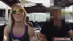 Reproducir Hottie falda rubia caliente para ser follada por dinero en efectivo