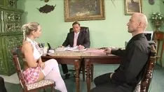 Redare Brobdingnagian gumshoe preia o pisică moale adolescent pe civilis Missy în casa adiacentă mia Leone