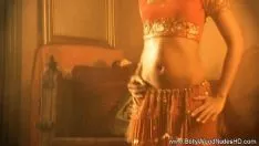 चलाएँ महान महिला राजकुमारी एक योग्य बॉलीवुड नमकीन बनाती हैं