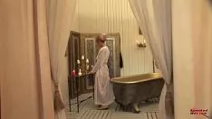 Oynat Tasarrufumun okşayıcı geçişi. kristal topun larruped ve sikildiğini izle.