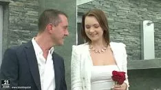 播放 艾米丽·普里克利操她男人的肥大刑靴