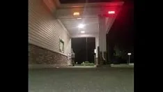 Afspelen Het vieren van het betalen van huur met een spin-push-up-bespotting bij een geldautomaat