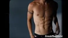 Abspielen Der wunderschöne blonde sportler ben masters neckt sich alleine